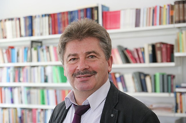 niewiadomski_web_portrait.jpg