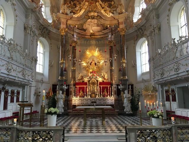 Einhausung des Haupteinganges