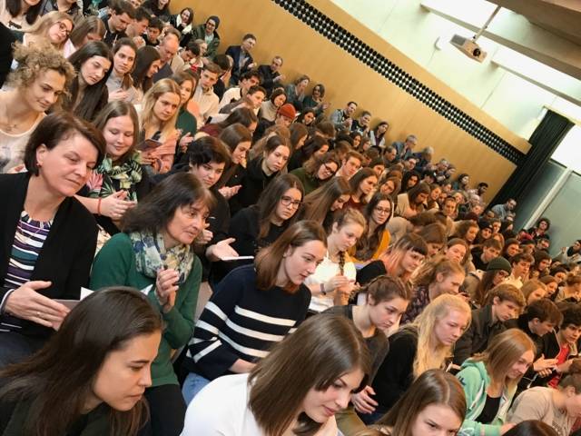 Über 300 SchülerInnen aus ganz Tirol beim Theo-Tag im Innsbrucker Haus der Begegnung 