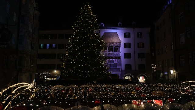 Krippe, Baum, Geschenke