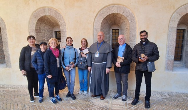 Assisi-Pilgerreise: Reliquie des hl. Carlo Acutis übernommen