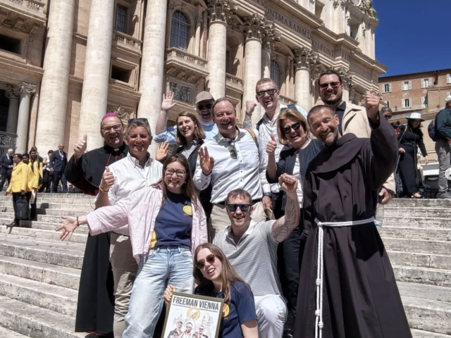 Bischof Hermann mit "Rosenkranz-Rapper" beim Papst