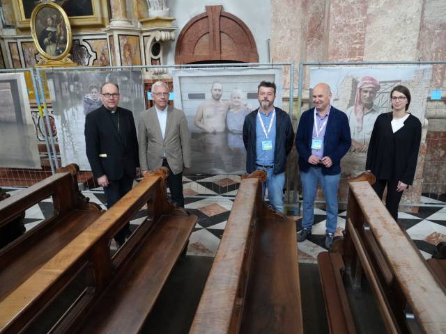 Fotoausstellung im Innsbrucker Dom bei Journalismusfest