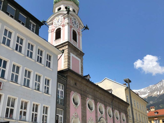 Friedenslicht vor der Spitalskirche in Innsbruck