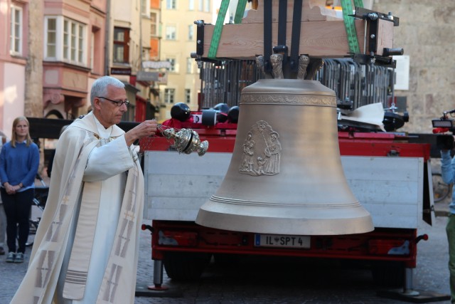 Glocke für den Innsbrucker Dom geweiht 