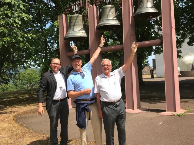 Kirchenglocken läuten gegen Durst und Hunger