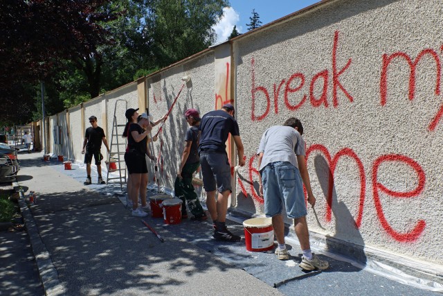 Lehrlinge verleihen Friedhofsmauer frischen Anstrich