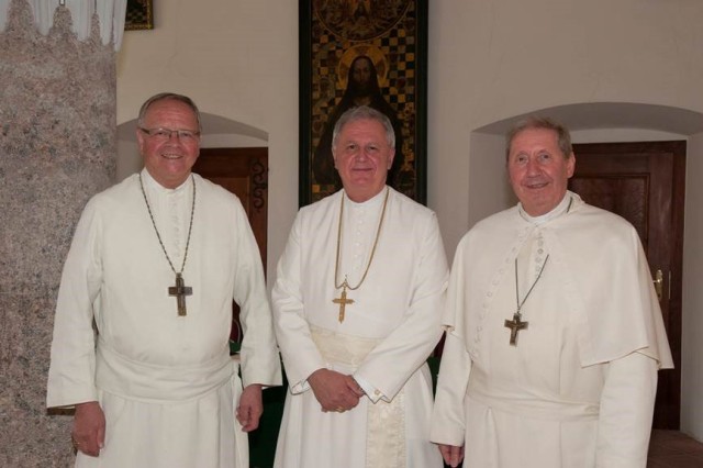  Abt Martin Felhofer (Stift Schlägl), Abt Raimund Schreier, Generalabt Thomas Handgrätinger. Bild: Stift Wilten/Sigl