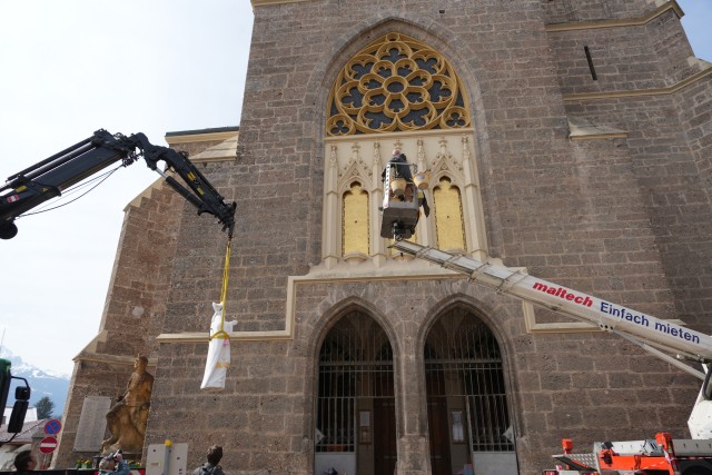 St. Nikolaus: Historische Statuen wieder an Fassade