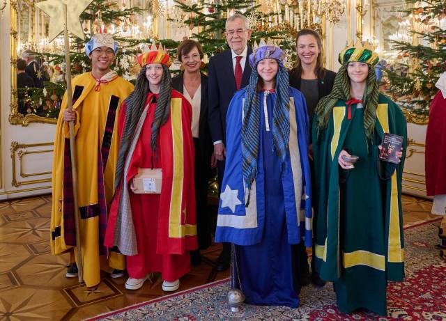 Sternsinger:innen aus Telfs besuchten Bundespräsidenten