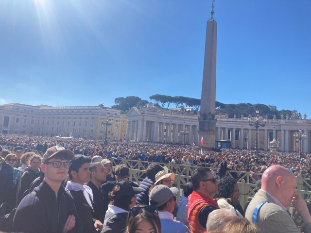 Totenmesse für Franziskus mit Friedensappell an die Welt