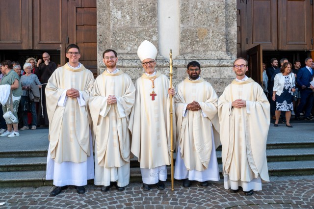 Vier Ordensmänner zu Priestern geweiht