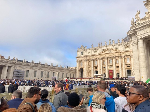 Totenmesse für Franziskus mit Friedensappell an die Welt