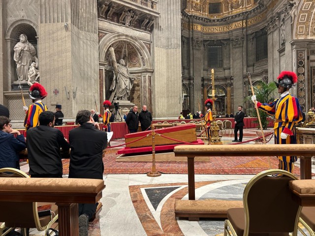 Unipfarre bei Überführung von Franziskus in Petersdom