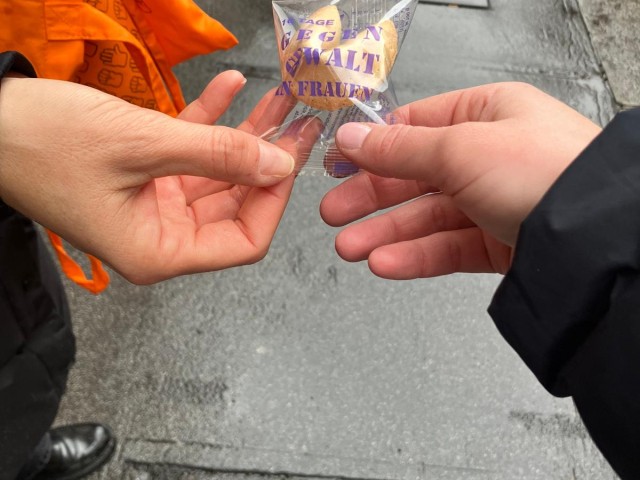 Glückskekse werden an Passant:innen in der Innsbrucker Innenstadt verteilt.