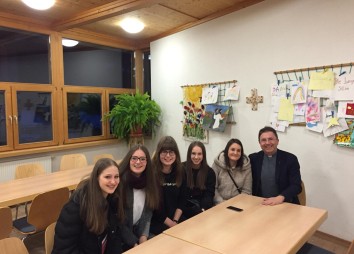 Jugendliche im Gespräch mit Regens Roland Buemberger