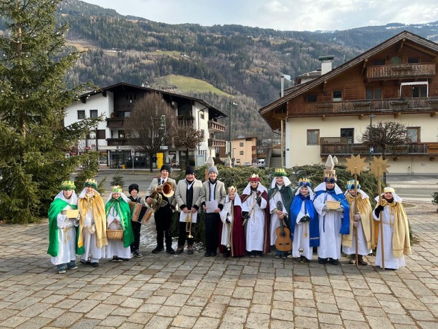 Die Sternsinger mit Musikantenunterstützung erleuchteten Aschauer „Platzln"